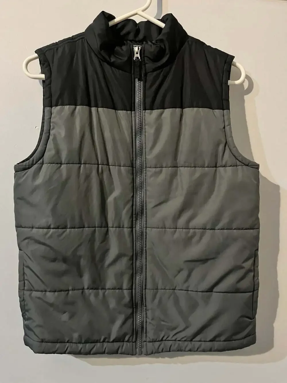 003-0062 Crown & Ivy youth  Black and Gray Colorblock Puffer Vest